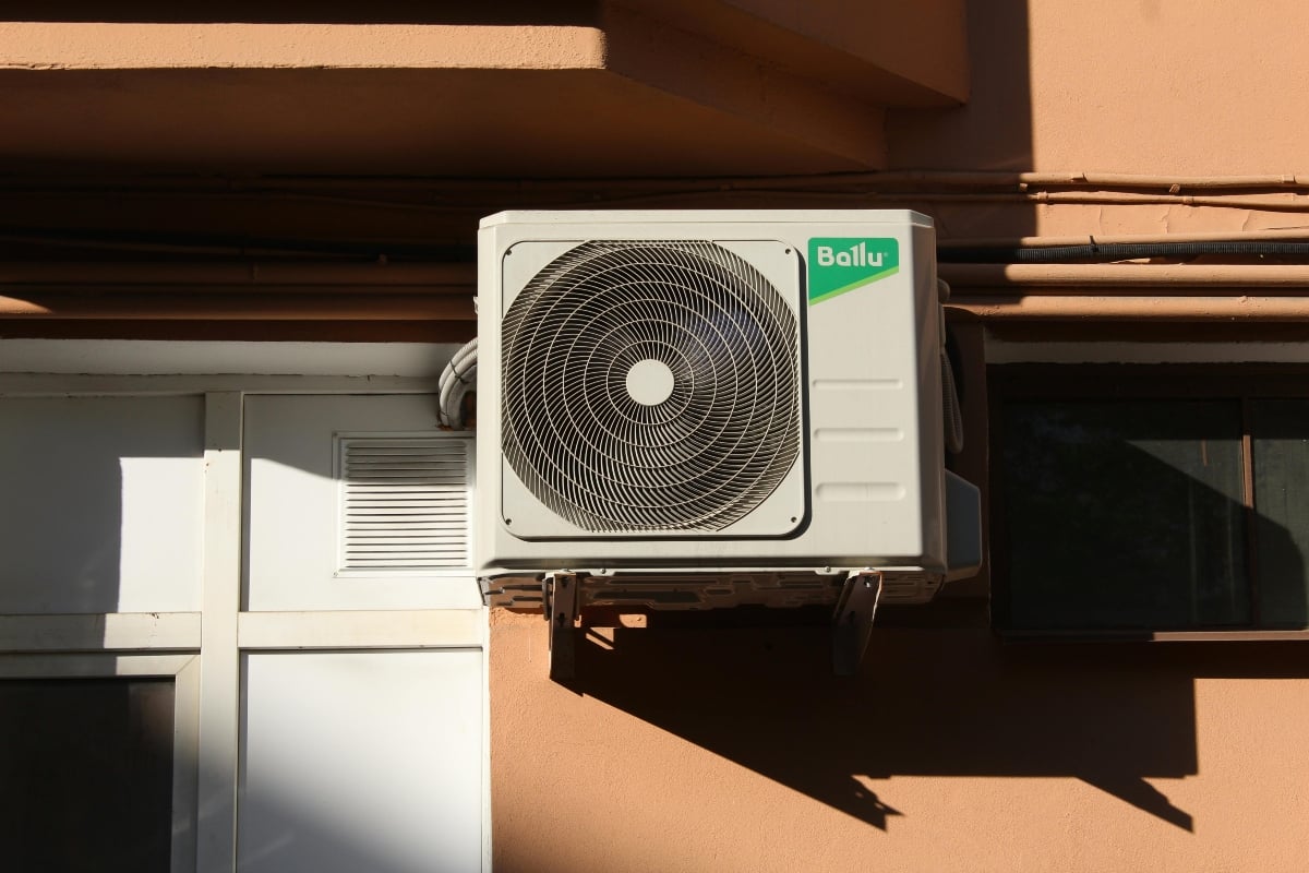 An external unit with problems caused by AC short cycling.