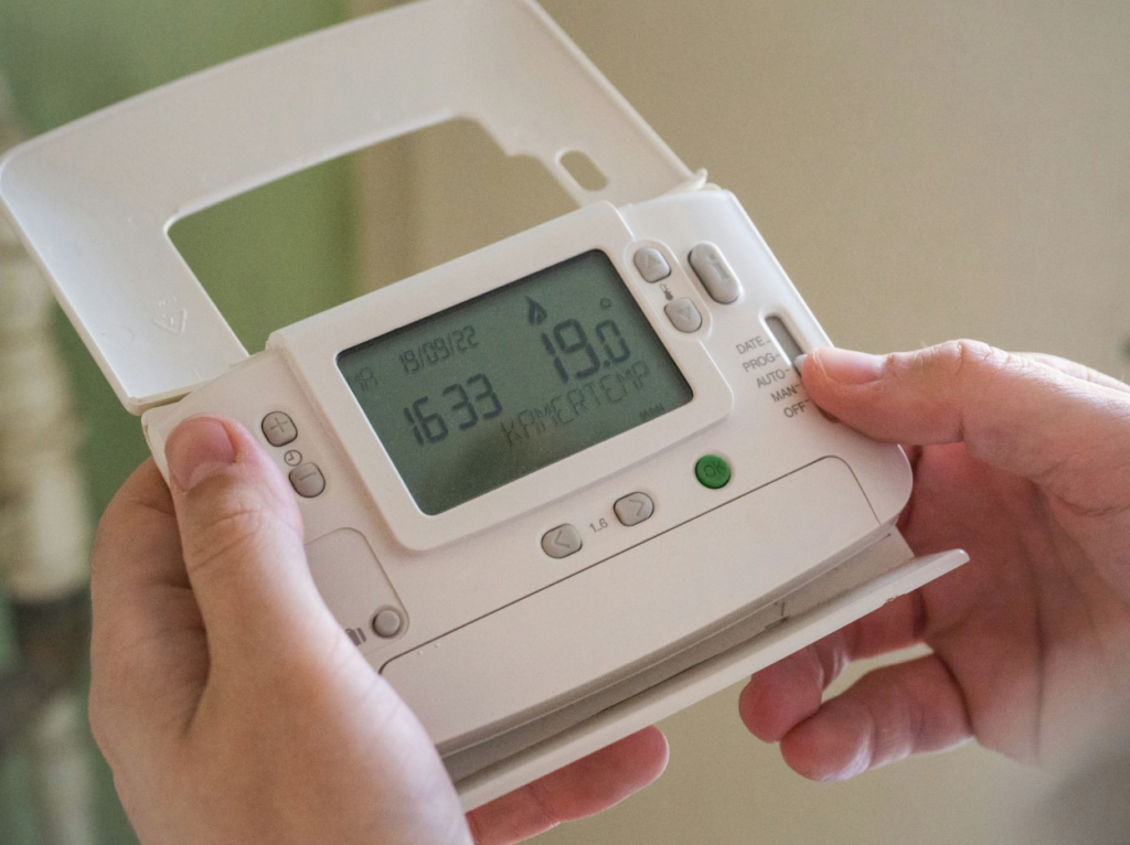 Hand thermostat.